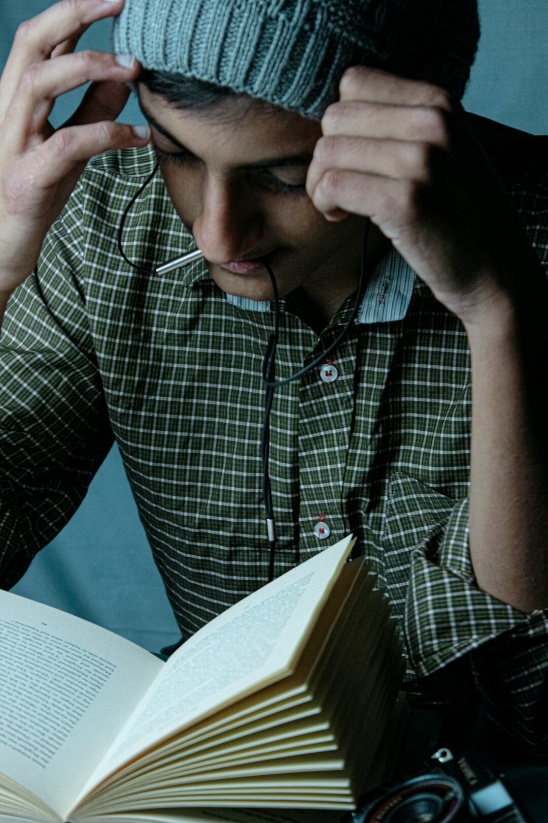 detective reading book